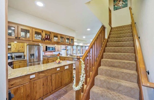 Downtown Lahaina House | OCEAN FRONT | POOL! Walk to the Beach! 3 KING BEDS