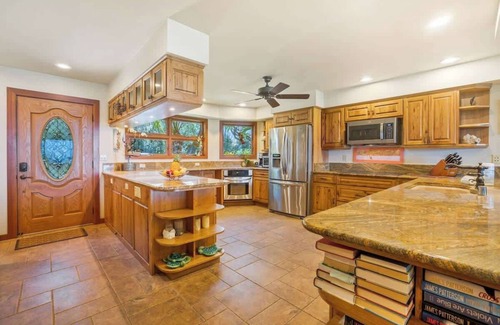 Downtown Lahaina House | OCEAN FRONT | POOL! Walk to the Beach! 3 KING BEDS