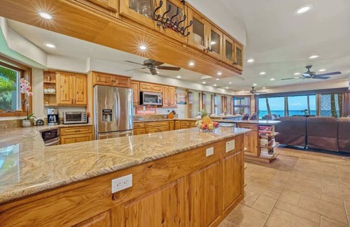 Downtown Lahaina House | OCEAN FRONT | POOL! Walk to the Beach! 3 KING BEDS