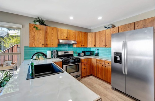 Diamond Crestview House | OCEAN FRONT! Private stairs from home to BEACH! B
