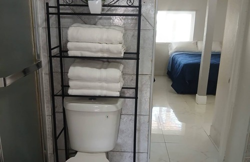 North Central Hollywood House | Ocean Front Suit Independent entrance 8 minutes from the Beach