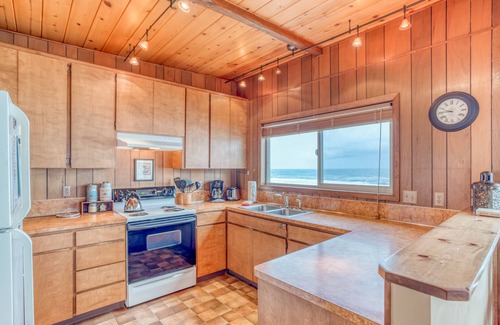 Seal Rock House | Ocean Front Vacation Home Just North of Seal Rock,