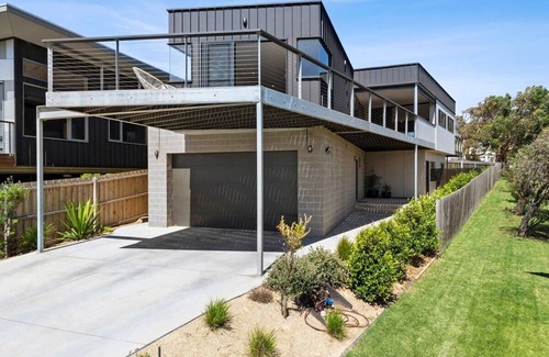 Jan Juc House | Ocean, Golf Course and Parkland Views 250m to Sand