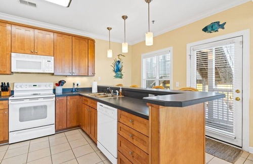 Ocean Isle Beach Condo | Ocean Isle Beach Condo: Beach, Pool & Pet-Friendly