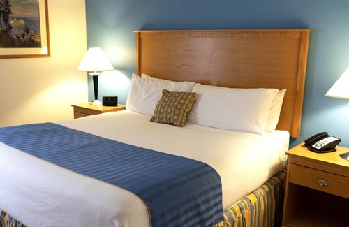 Northeast Virginia Beach Resort | Ocean Key Resort 1 Bedroom Unit directly across the street from the OCEAN!