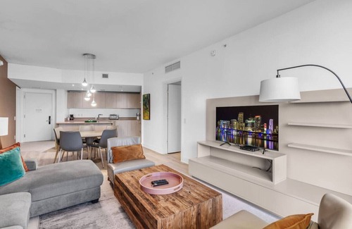 Hollywood South Central Beach Apartment | Ocean Luxe Pad | 6-Person Stay + Poolside