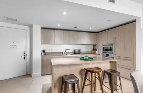 Hollywood South Central Beach Apartment | Ocean Luxe Pad | 6-Person Stay + Poolside