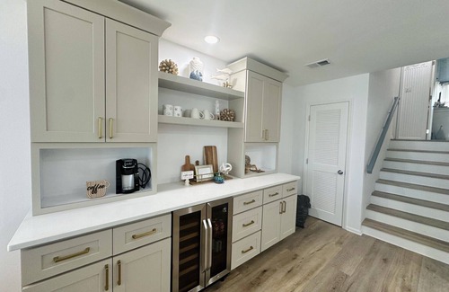 East End Condo | Ocean Mile L-13 - Community Pool, Beach View, Free Beach Gear!