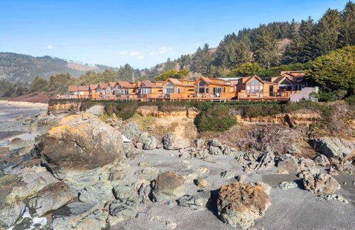 Smith River Cabin | Ocean Mist Oceanfront Rental at White Rock Resort with private deck and jacuzzi