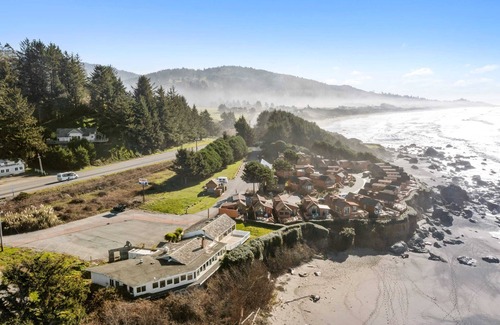 Smith River Cabin | Ocean Mist Oceanfront Rental at White Rock Resort with private deck and jacuzzi