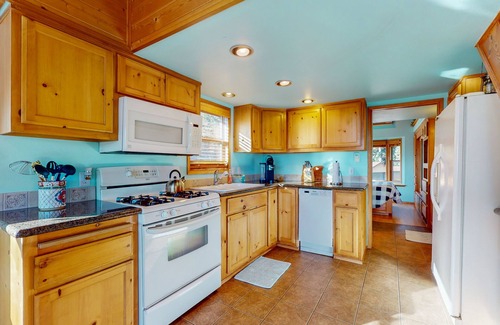 Brookings Cabin | Ocean/mountain view home in Boardman Scenic Corridor with great deck