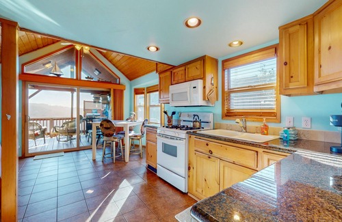 Brookings Cabin | Ocean/mountain view home in Boardman Scenic Corridor with great deck