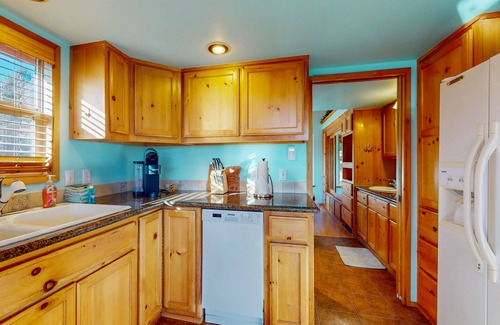 Brookings Cabin | Ocean/mountain view home in Boardman Scenic Corridor with great deck