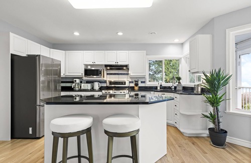 Regional District of Nanaimo Villa | Ocean & Mountain View Villa! Center location! Entire house for groups! Sleep 14