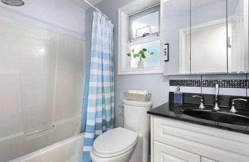 Regional District of Nanaimo Villa | Ocean & Mountain View Villa! Center location! Entire house for groups! Sleep 14