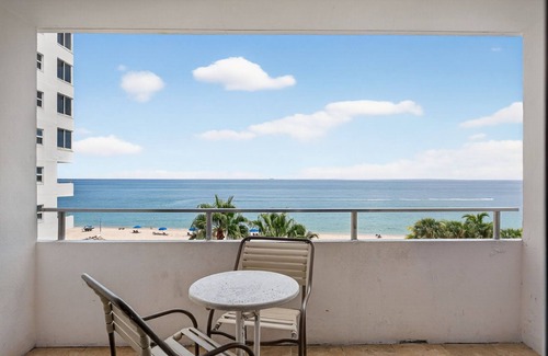 Galt Mile Apartment | Ocean Oasis