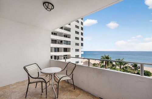 Galt Mile Apartment | Ocean Oasis