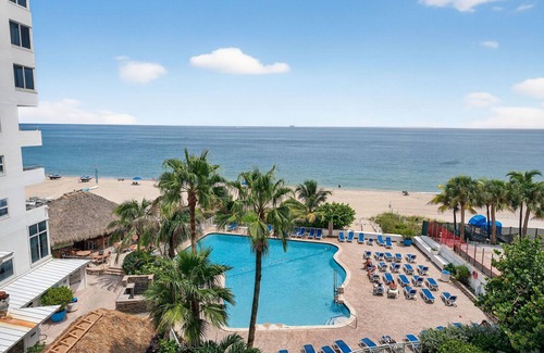 Galt Mile Apartment | Ocean Oasis