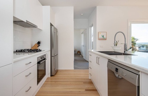 Rye House | Ocean Panorama on Hetty with pool and spa