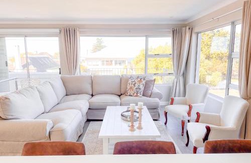 Voelklip Villa | Ocean Pearl Hermanus - 5 Bedrooms
