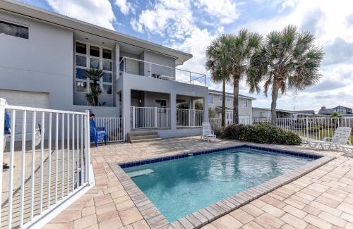 Crescent Beach House | Ocean Pearl
