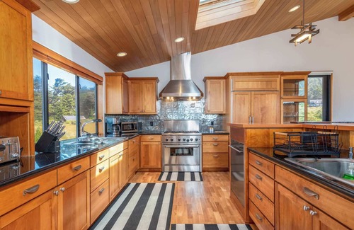 Sea Ranch House | Ocean Retreat | BBQ, Hot Tub & Ocean Views