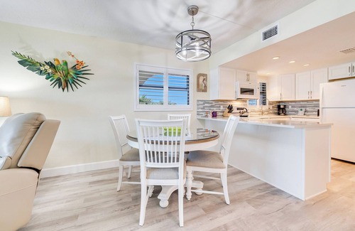 Sanibel Condo | OCEAN'S REACH: Corner Unit, 3rd Floor, All Amenities Open!
