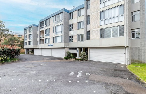Nelson Bay Apartment | Ocean Shores, 5 27 Weatherly Close - waterfront unit with views to Shoal Bay and wifi