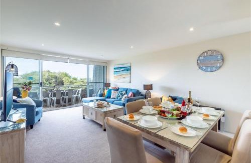 Nelson Bay Apartment | Ocean Shores, 5 27 Weatherly Close - waterfront unit with views to Shoal Bay and wifi