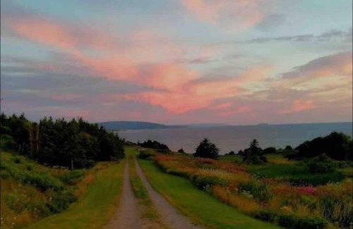 St. Joseph-Du-Moine House | Ocean Spray Vacation Home - spectacular sunset views