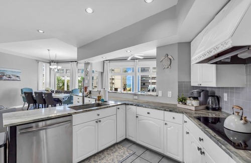 Madeira Beach House | Ocean, Sunset Views, Balcony Bliss & Beach Gear!