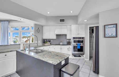 Madeira Beach House | Ocean, Sunset Views, Balcony Bliss & Beach Gear!