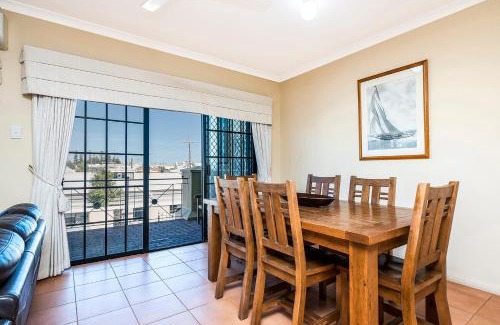 South Fremantle Apartment | Ocean Sunsets - 2 bedroom converted warehouse apartment