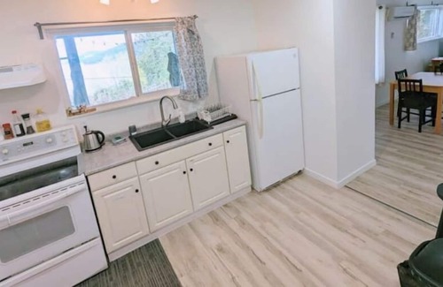 Granthams Landing House | Ocean View 1 or 2 Bed Room Green House Gibsons