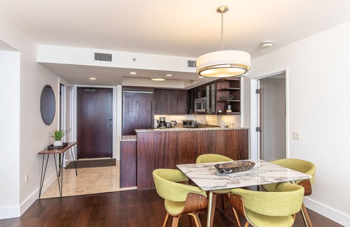 Waikiki Condo | Ocean View 2 Bed Condo w/AC/Pool/Gym/1 Parking/Washer & Dryer