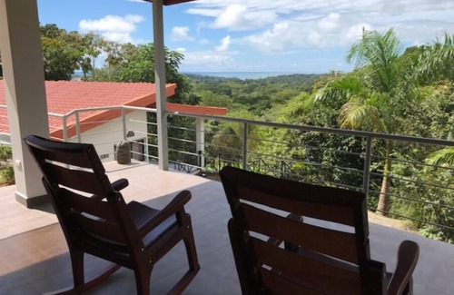 Uvita House | Ocean View 2 BR/3 full BA/Fiber Optic. Walk to beach & grocery/restaurants