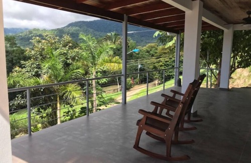 Uvita House | Ocean View 2 BR/3 full BA/Fiber Optic. Walk to beach & grocery/restaurants