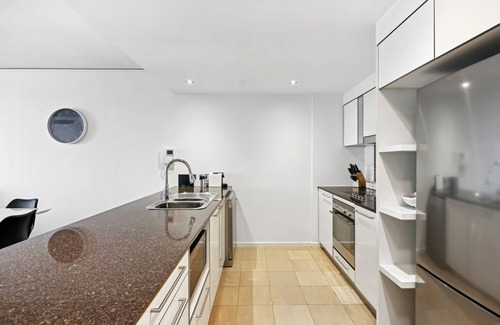 Broadbeach Apartment | Ocean View 3-Bed with Gym, Pool, Sauna & Parking