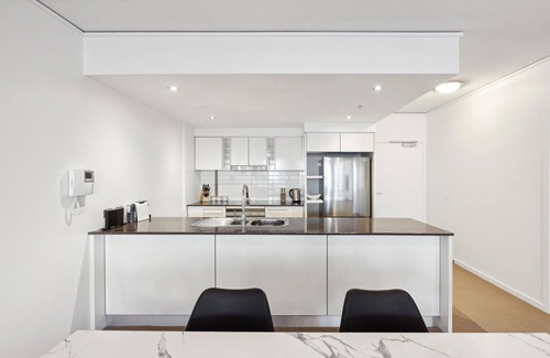 Broadbeach Apartment | Ocean View 3-Bed with Gym, Pool, Sauna & Parking