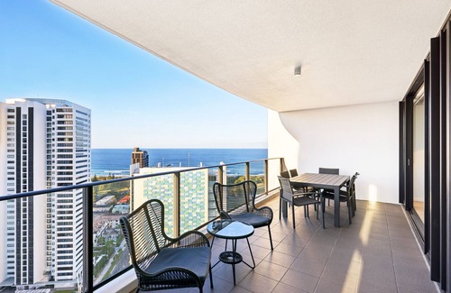 Broadbeach Apartment | Ocean View 3-Bed with Gym, Pool, Sauna & Parking