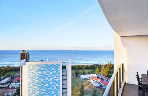 Broadbeach Apartment | Ocean View 3-Bed with Gym, Pool, Sauna & Parking