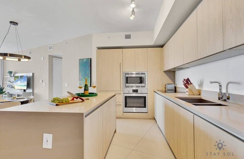 Hollywood South Central Beach Apartment | Ocean View Balcony|Beachfront Resort |Amazing Pool
