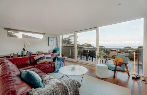 Lorne House | OCEAN VIEW Coastal 3 BEDROOM Retreat in Lorne - Balcony, Fireplace, Free WiFi Warm Coastal Charm
