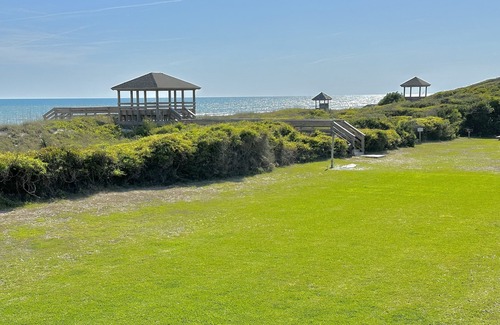 Atlantic Beach Condo | Ocean View Condo Private Beach Access Pool WiFi Kitchen BBQ