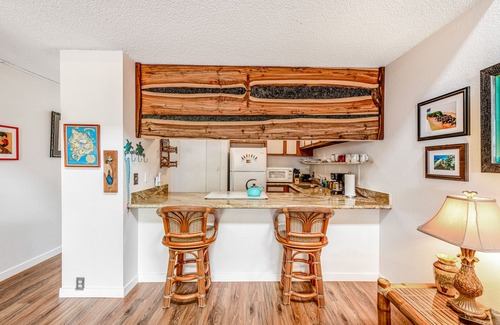 Historic Kailua Village Condo | Ocean-view condo with pool, hot tub, lanai & tropical decor - near dining/shops