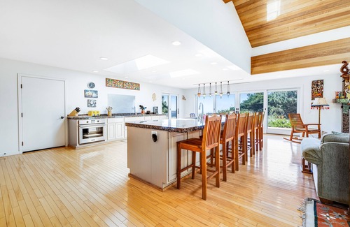 Gualala House | Ocean View Home w/Private Hot Tub, Deck & Fireplace - Walk to Cooks Beach