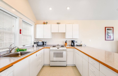 Newport House | Ocean view homes with hot tubs, enclosed yard, fireplace - 1 block to the beach