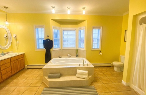Cow Head Bed & Breakfast | Ocean-View Inn in Gros Morne | Sleeps 12 | 5 Ensuite Rooms + Full Kitchen