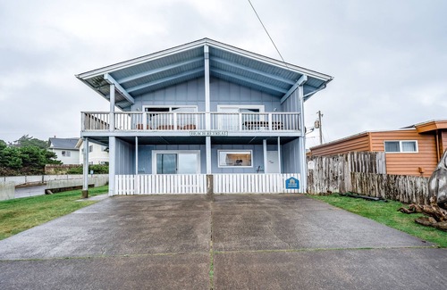 Newport House | Ocean-view lower-level duplex across street from beach - dog-friendly