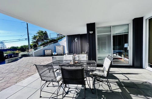 Dundarave Apartment | Ocean View Luxury Suit Room With Patio